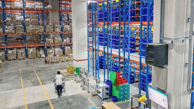 Tokopedia resmi meluncurkan layanan pemenuhan pesanan bernama 'Dilayani Tokopedia' yang memungkinkan penjual menitipkan produk di 'gudang pintar'.