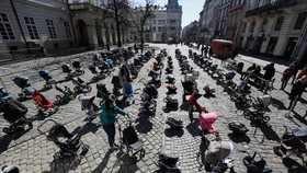 FOTO: Deret Kereta Bayi Kosong Simbol Kematian Anak dalam Invasi Rusia
