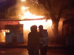 Diduga Korsleting Listrik, 3 Kios di Sukmajaya Depok Hangus Terbakar