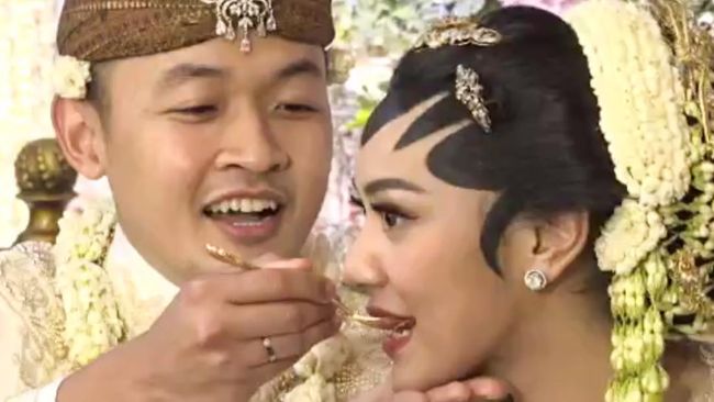 Sebagai salah satu rangkaian pernikahan adat Jawa, upacara panggih turut dilakukan dalam pernikahan Putri Tanjung dan Guinandra. Apa itu upacara panggih?