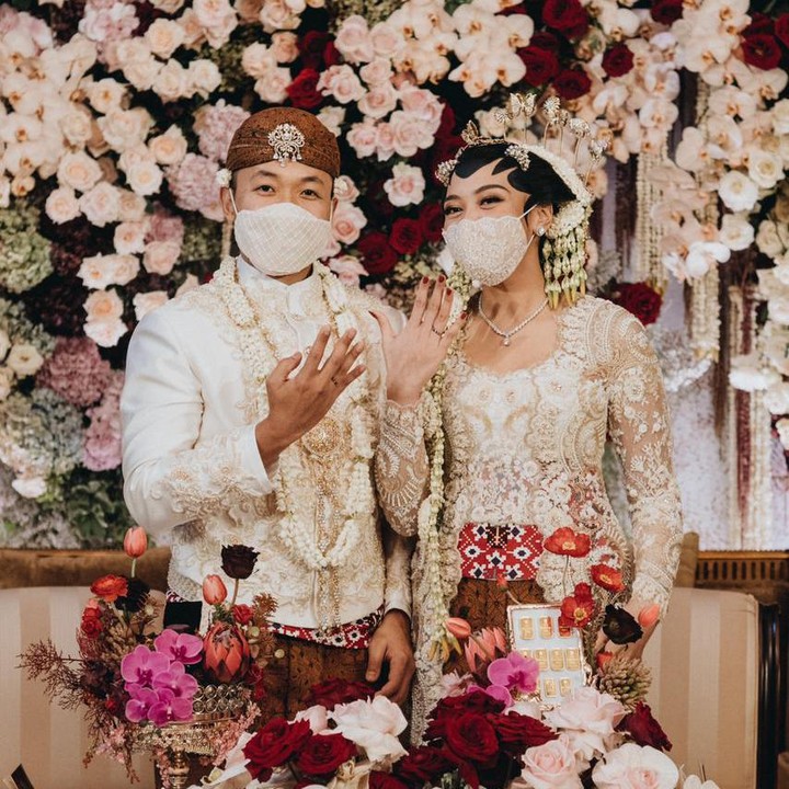 <p>Staf Khusus Presiden Jokowi, Putri Tanjung, resmi menikah dengan Guinandra Jatikusumo, Minggu (20/03/2022). Akad nikah berlangsung di kediaman keluarga Putri di Menteng, Jakarta Pusat. (Foto: Samuel Rustandi/morden.co)</p>