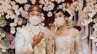 <p>Staf Khusus Presiden Jokowi, Putri Tanjung, resmi menikah dengan Guinandra Jatikusumo, Minggu (20/03/2022). Akad nikah berlangsung di kediaman keluarga Putri di Menteng, Jakarta Pusat. (Foto: Samuel Rustandi/morden.co)</p>