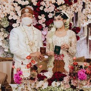 Cerita Desainer di Balik Busana Elegan Akad Pernikahan Putri Tanjung dan Guinandra Jatikusumo