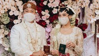 9 Potret Akad Nikah Putri Tanjung dan Guinandra, Bernuansa Serba Jawa