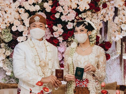 9 Potret Akad Nikah Putri Tanjung dan Guinandra, Bernuansa Serba Jawa