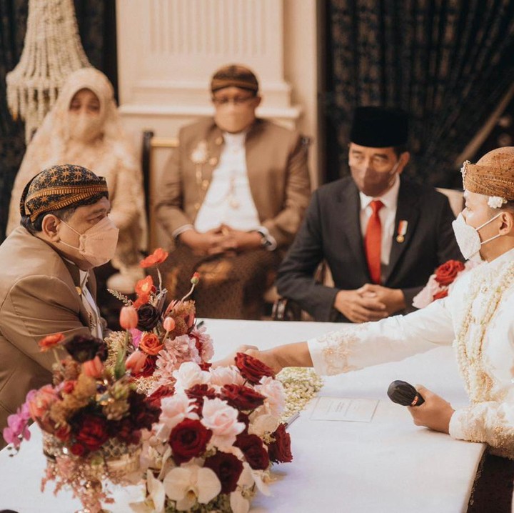 <p>Mempelai pria, Guinandra Jatikusumo, lantang mengucapkan ijab kabul di hadapan wali nikah, yakni ayah Putri, Chairul Tanjung. (Foto: Samuel Rustandi/morden.co)</p>