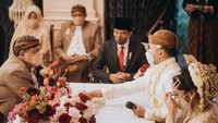 <p>Mempelai pria, Guinandra Jatikusumo, lantang mengucapkan ijab kabul di hadapan wali nikah, yakni ayah Putri, Chairul Tanjung. (Foto: Samuel Rustandi/morden.co)</p>