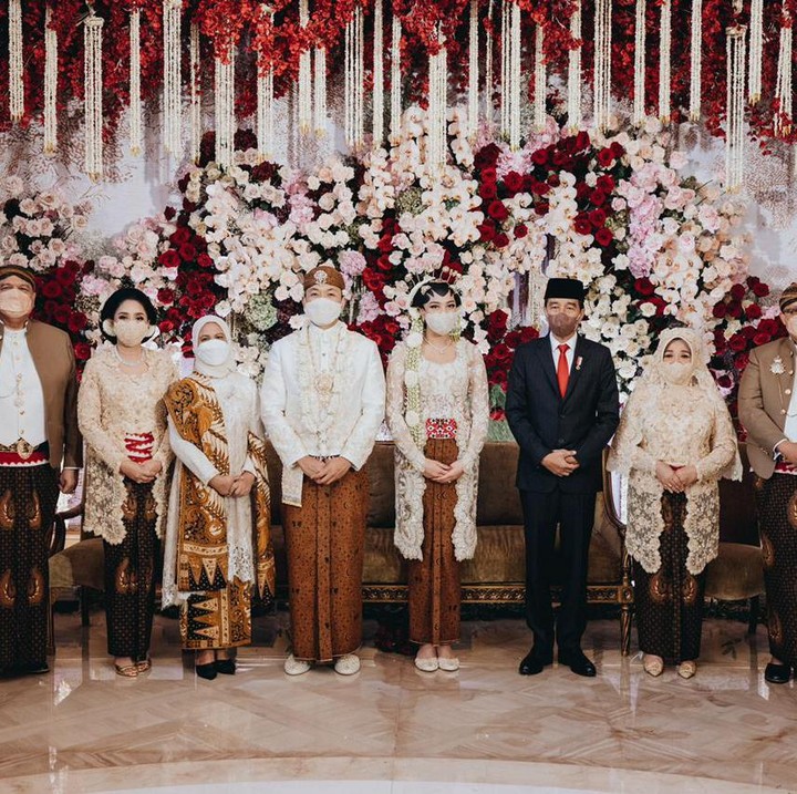 <p>Akad nikah Putri Tanjung dihadiri sejumlah tokoh penting. Presiden Joko Widodo (Jokowi) ditunjuk menjadi saksi pernikahan dari pihak mempelai wanita nih, Bunda. (Foto: Samuel Rustandi/morden.co)</p>