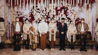 <p>Akad nikah Putri Tanjung dihadiri sejumlah tokoh penting. Presiden Joko Widodo (Jokowi) ditunjuk menjadi saksi pernikahan dari pihak mempelai wanita nih, Bunda. (Foto: Samuel Rustandi/morden.co)</p>