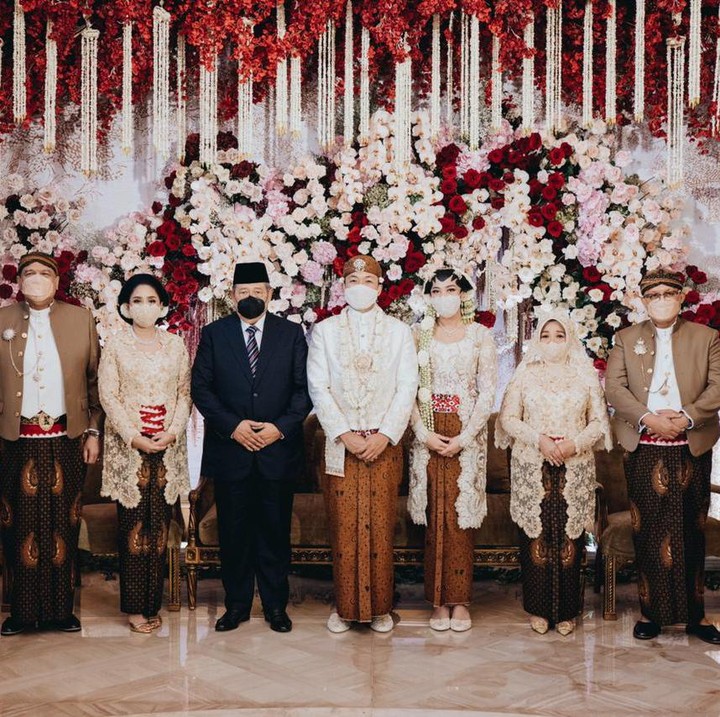 <p>Sedangkan dari pihak pria, mantan Presiden Susilo Bambang Yudhoyono (SBY) menjadi saksi pernikahan. Chairul Tanjung yang pernah menjabat Menko Perekonomian ini tampak mengabadikan momen bersama SBY seusai ijab kabul. (Foto: Samuel Rustandi/morden.co)</p>