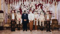 <p>Sedangkan dari pihak pria, mantan Presiden Susilo Bambang Yudhoyono (SBY) menjadi saksi pernikahan. Chairul Tanjung yang pernah menjabat Menko Perekonomian ini tampak mengabadikan momen bersama SBY seusai ijab kabul. (Foto: Samuel Rustandi/morden.co)</p>