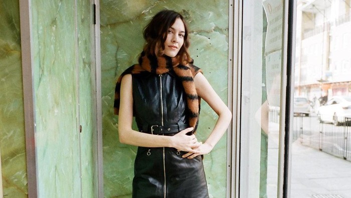 Merugi Karena Pandemi, Alexa Chung Tutup Label Fashion Miliknya
