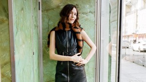 Merugi Karena Pandemi, Alexa Chung Tutup Label Fashion Miliknya