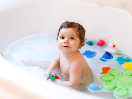 7 Mainan Ini Bikin Anak Happy saat Mandi, Bantu Ia Belajar juga Bun