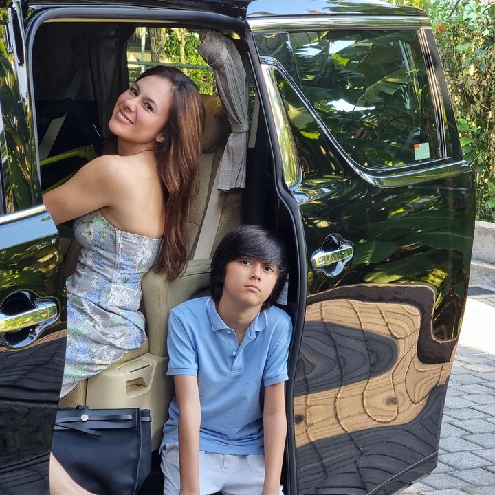 <p>Enggak cuma dengan putrinya saja, Wulan Guritno juga sering mengunggah potret bersama sang putra, Jeremiah yang kini berusia 10 tahun. Ia juga mewarisi paras bule dari sang Bunda. (Foto: Instagram @wulanguritno)</p>