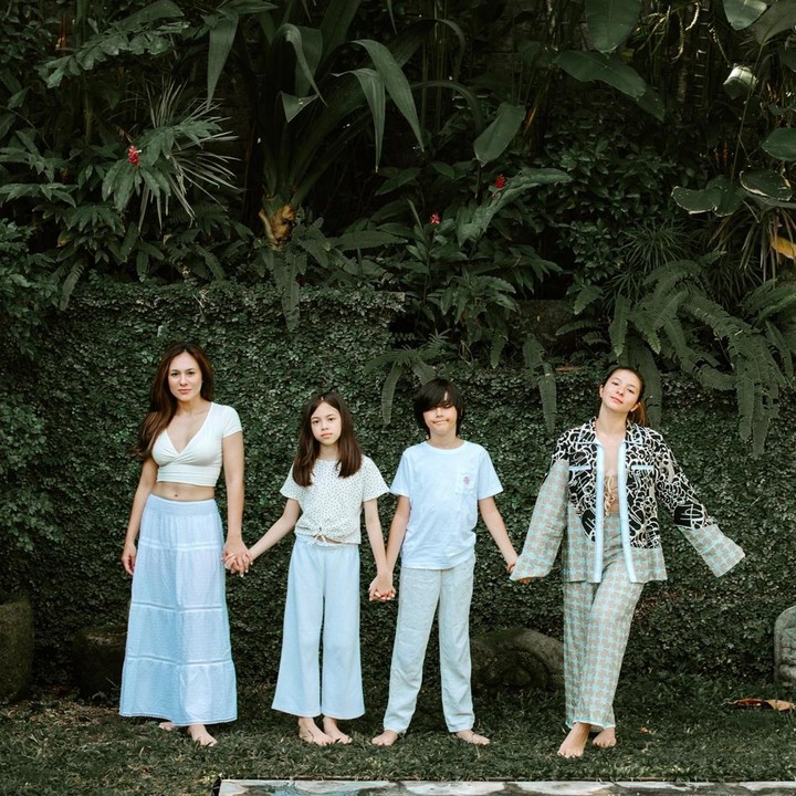 <p>Wulan Guritno sudah menjadi Bunda tiga anak di usia 40 tahun. Ia menjalani peran sebagai<em> single parent</em> untuk ketiga anaknya. Foto: Instagram @wulanguritno)</p>