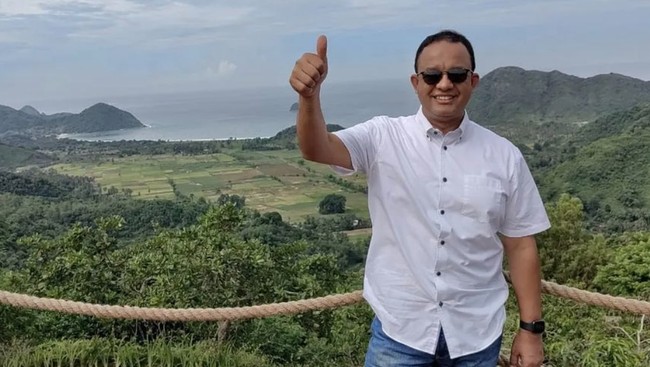 Anies Baswedan kerap menyelipkan guyonan mengenai sejumlah hal yang berbau politik dalam materi ceramahnya. Riuh jemaah tarawih tak terhindarkan.