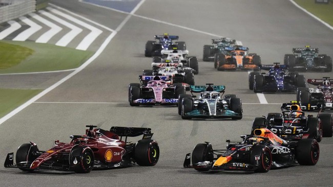 Pembalap Scuderia Ferrari Charles Leclerc sukses menjuarai Formula 1 (F1) GP Bahrain 2022. Sementara, Lewis Hamilton finis di posisi ketiga.