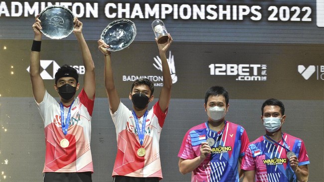 Ganda putra Indonesia Mohammad Ahsan/Hendra Setiawan memberikan komentarnya usai kalah dari Bagas/Fikri di final All England 2022.