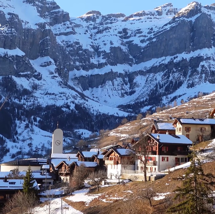 <p>Di lereng Gunung Alpen, Swiss, terdapat sebuah desa terpencil bernama Albinen. Suasana asri dan sunyi masih sangat terasa di desa tersebut. (Foto: YouTube Flosavanah)</p>