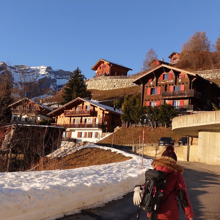 <p>Desa kecil di daerah Canton of Valais itu memiliki jumlah penduduk yang sangat sedikit. Bahkan di setiap tahunnya, jumlah penduduk semakin berkurang karena anak-anak muda lebih memilih tinggal di kota-kota besar di Swiss. Alhasil, banyak rumah dibiarkan kosong. Bahkan sekolah di Albinen hanya memiliki 7 orang siswa, Bunda. (Foto: YouTube Flosavanah)</p>