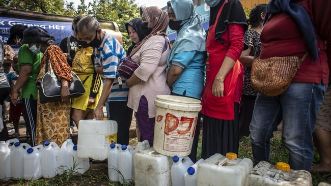 Ekonom menilai BLT cuma pereda nyeri di tengah mahalnya harga minyak goreng, tapi tak menyelesaikan akar masalah di sisi produksi dan distribusi.