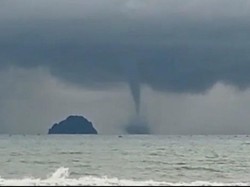 Fenomena Waterspout Muncul di Pantai Blado Trenggalek