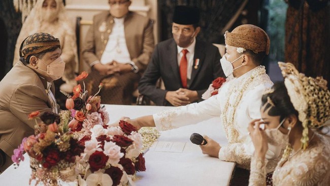 Presiden Joko Widodo menyapa Presiden ke-6 RI, Susilo Bambang Yudhoyono. Momen itu terjadi setelah keduanya menjadi saksi pernikahan Putri Tanjung