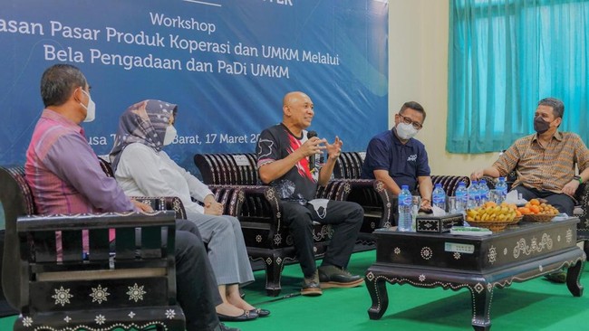 Grab Indonesia, KemenkopUKM, dan Dinas Koperasi UKM Nusa Tenggara Barat menggandeng Pusat Layanan Usaha Terpadu (PLUT) KUMKM untuk melatih para UMKM binaan.