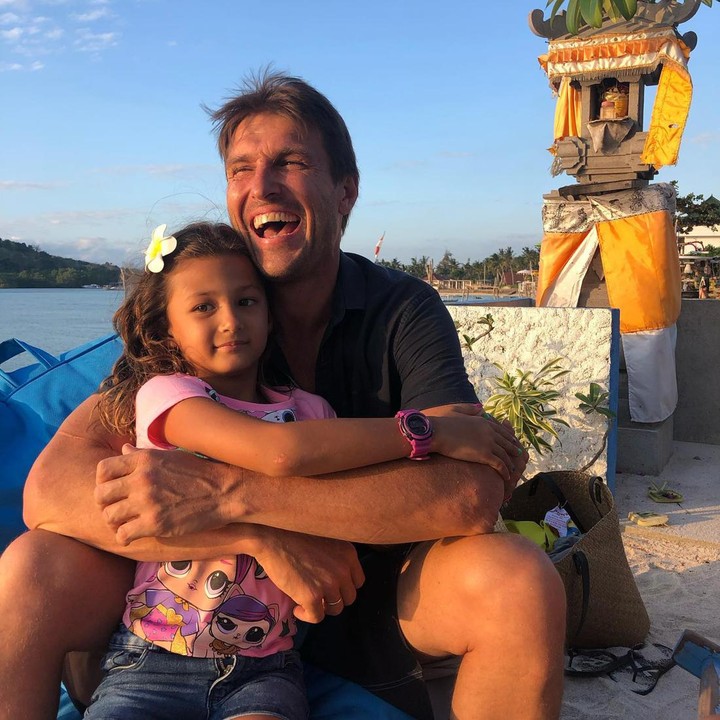 <p>Suami Indah Kalalo kerap mencuri perhatian publik. Banyak orang menilainya berwajah mirip dengan aktor Hollywood Tom Cruise. (Foto: Instagram @indahkalalo)</p>