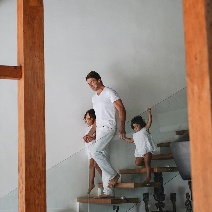 <p>Ibrahim Justin Werner diketahui bekerja di sektor bisnis pertambangan. Meski sibuk, ia tak pernah absen menghabiskan waktu dengan anak-anak. (Foto: Instagram @indahkalalo)</p>