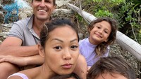 <p>Ketiga anak Indah mewarisi paras bule dari sang Ayah, nih. Keluarga mereka juga kerap membagikan momen kebersamaan saat berlibur. (Foto: Instagram @indahkalalo)</p>