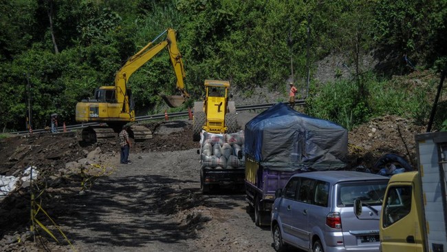 BBPJN DKI-Jabar menyatakan perbaikan ruas jalan Cirebon-Bandung yang amblas di Kecamatan Tomo, Sumedang, akan berlangsung hingga Jumat (29/4).