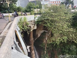 Menunggu Jembatan Lembah Dieng yang Pilarnya Putus Diperbaiki