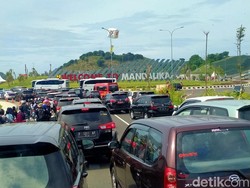 Macet Banget, Begini Penumpukan Kendaraan di Pos Penyekatan Mandalika
