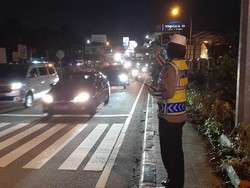 Akhir Pekan, Puluhan Ribu Kendaraan Melintas di Jalur Puncak Arah Jakarta