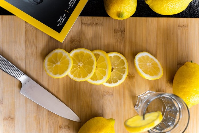 Manfaat Minum Air Lemon di Pagi Hari / foto : pexels.com/EnricCruzLopez