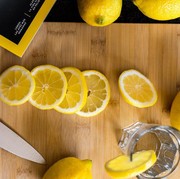6 Manfaat Rutin Minum Air Lemon, Bukan Cuma untuk Diet tapi Bisa Bikin Kulit Lebih Sehat lho!