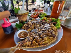 Raos Pisan! Ikan Bakar Racikan Samara Dua Belas Khas Dapoer Muara Kenari
