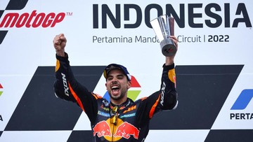 Pegawai hotel di Lombok, Risman, mengungkapkan perasaannya usai pembalap KTM Miguel Oliveira mendedikasikan kemenangannya di MotoGP Mandalika untuk dirinya.