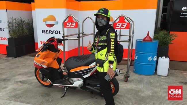Paddock Sirkuit Mandalika jadi area fans berburu foto bareng pembalap MotoGP. Tak terkecuali Lia Setyawati yang sudah 7 tahun tak berhasil foto bareng Marquez.