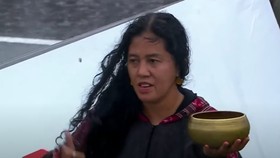 Reaksi Kocak Netizen Lihat Aksi Pawang Hujan Istiati di Mandalika