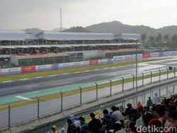 Penonton Rela Basah-basahan Demi Nonton MotoGP Mandalika