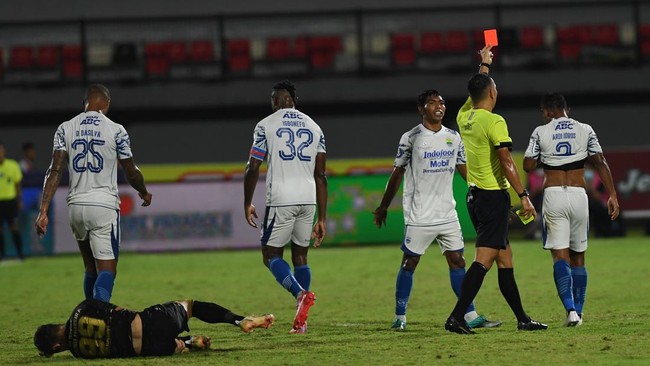 Direktur Utama PT Liga Indonesia Baru (PT LIB) Ferry Paulus mengungkap soal kekagetan FIFA terhadap hasil seleksi wasit yang baru berlangsung.