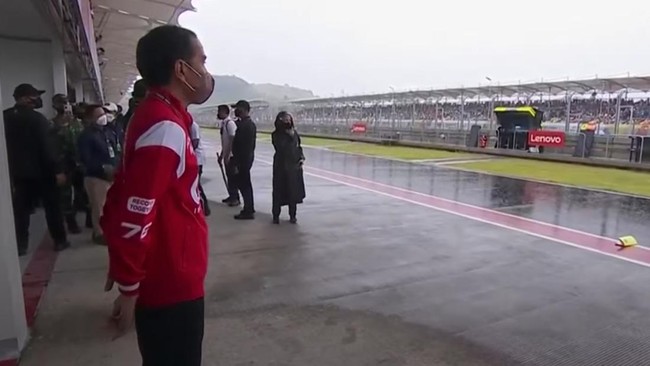 Setelah tertunda karena hujan mengguyur, balapan MotoGP Mandalika resmi dimulai pukul 15.15 WIB.