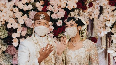 img-title Disaksikan Jokowi dan SBY, Putri Tanjung Resmi Dinikahi Guinandra Jatikusumo