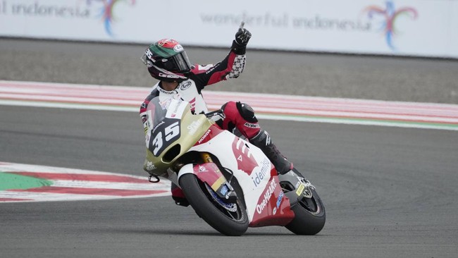 Somkiat Chantra mencetak sejarah di Moto2 Mandalika sebagai pembalap Thailand pertama yang memenangkan grand prix motor.