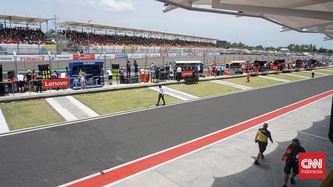 Sejumlah pembalap yang akan tampil di ajang MotoGP Mandalika 2022 terlihat mencoba mengamati start Moto3 yang lebih dulu berlangsung pada Minggu (20/3) siang.