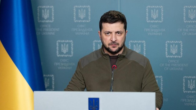 Presiden Zelensky menyindir Elon Musk atas saran kontroversialnya soal proposal perdamaian Rusia-Ukraina melalui polling Twitter beberapa waktu lalu.