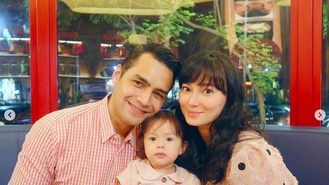 Suami Asmirandah, Jonas Rivanno, menceritakan kronologi istrinya keguguran anak kedua setelah jalani isoman Covid-19.